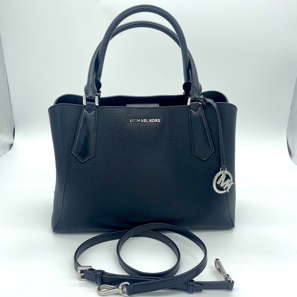 🎉🎉🎉SOLD🎉🎉🎉Black & Silver Michael Kors Purse - Picture 2 of 10